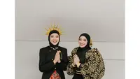 Sama-sama kenakan busana sentuhan etnik, yuk intip detail penampilan Tiara Andini dan Nabila Taqqiyah di PON 2024 berikut ini. [@nabilataqiyyah/@tiaraandini].
