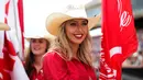 Seorang wanita memegang bendera saat penyelenggaraan festival  Calgary Stampede di Calgary , Alberta , Kanada, (9/7). Calgary Stampede merupakan perpaduan rodeo atau olahraga berkuda dengan festival yang diadakan setiap tahun.( REUTERS / Todd korol)