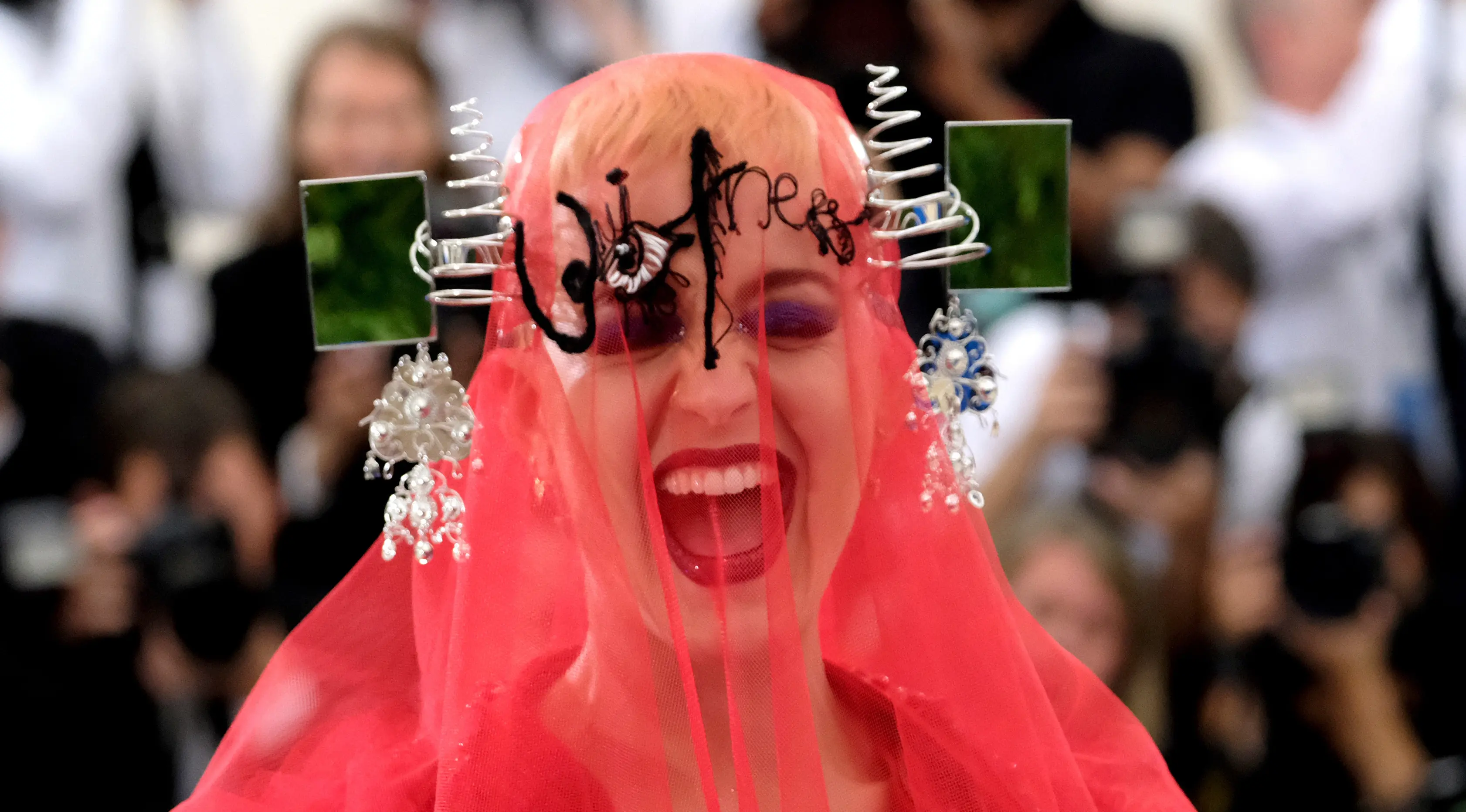 Ekspresi Katy Perry saat menghadiri Met Gala 2017 di Metropolitan Museum of Art, New York (2/5). Ajang tersebut merupakan kesempatan bagi para selebritas Hollywood untuk unjuk gigi memamerkan penampilan terbaiknya. (Photo by Charles Sykes/Invision/AP)