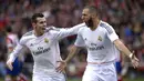Pemain Real Madrid, Karim Benzema (kanan) melakukan selebrasi bersama rekannya Gareth Bale setelah mencetak gol ke gawang Atletico Madrid pada laga lanjutan Liga Spanyol 2013/2014 di Stadion Vicente Calderon, Madrid, 2 Maret 2014. (AFP/Dani Pozo)
