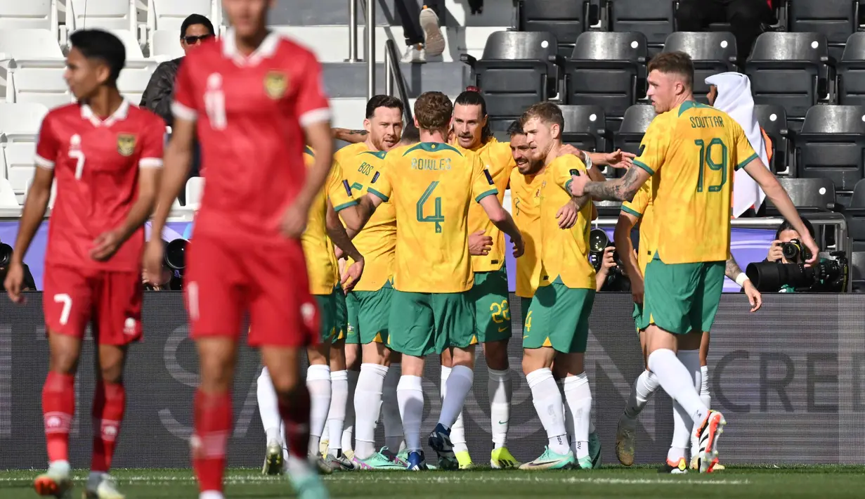 Para pemain Australia merayakan gol pertama mereka saat pertandingan sepak bola Piala Asia AFC Qatar 2023 melawan Indonesia di Stadion Jassim bin Hamad di Doha pada Minggu, 28 Januari 2024. (HECTOR RETAMAL/AFP)