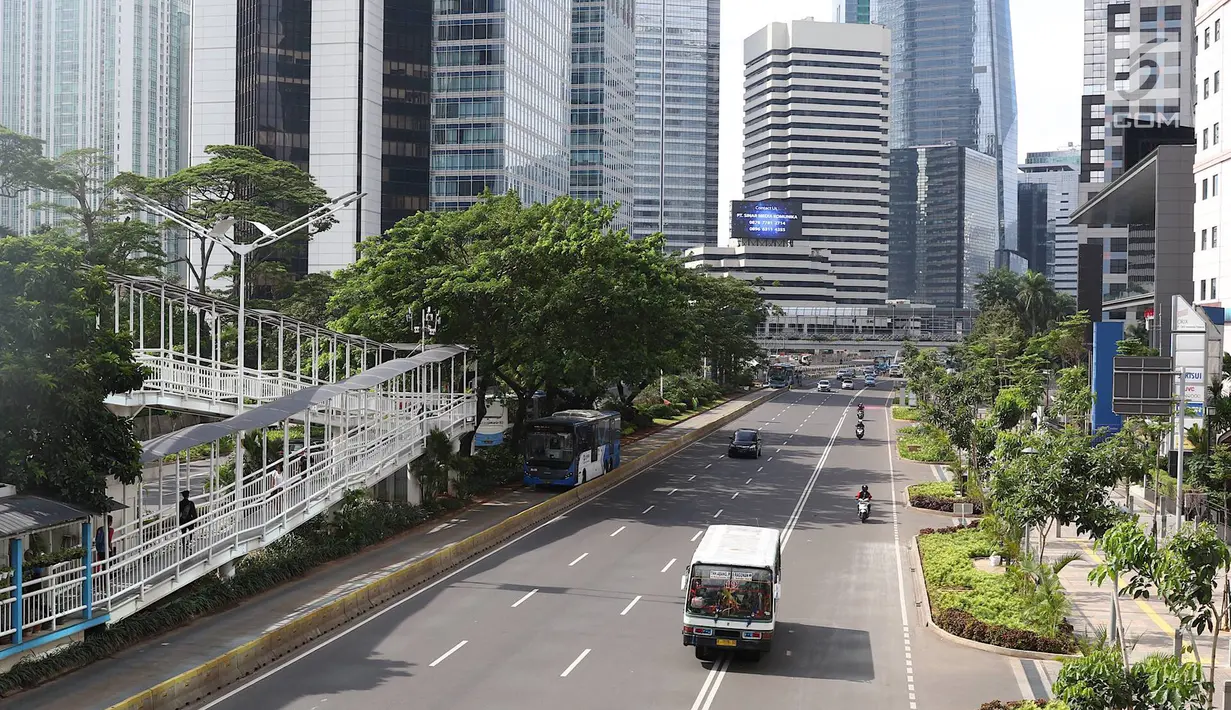 Suasana Jalan Jenderal Sudirman, Jakarta, Selasa (5/2). Libur Tahun Baru Imlek 2019 menyebabkan ruas jalan protokol di Ibukota bebas dari kemacetan dibandingkan hari biasa yang dipadati kendaraan bermotor. (Liputan6.com/Immanuel Antonius)