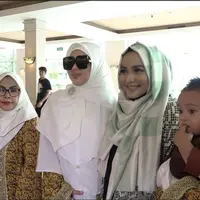 Sebelum berangkat umroh, ini momen yang terjadi antara Syahrini dengan pemilik first travel.