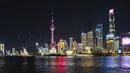 Pertunjukan cahaya di kawasan Lujiazui, Shanghai, China timur (4/11/2020). Sebuah pertunjukan cahaya bertema gelaran Pameran Impor Internasional China (China International Import Expo/CIIE) digelar di Lujiazui pada Rabu (4/11). (Xinhua/Zhang Haofu)