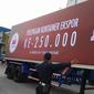 Petugas mengatur kontainer Ekspor Mayora ke-250.000 ke Filipina di pabrik Mayora di Cikupa Tangerang, Senin (18/2). Mayora Indah yang berdiri sejak 1977 bergerak di bidang consumer goods yang merambah pasar global. (Liputan6.com/HO/Bal)