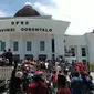Aliansi Masyarakat Penambang Suwawa (AMPS) saat menggeruduk kantor DPRD Provinsi Gorontalo (Arfandi Ibrahim/Liputan6.com)