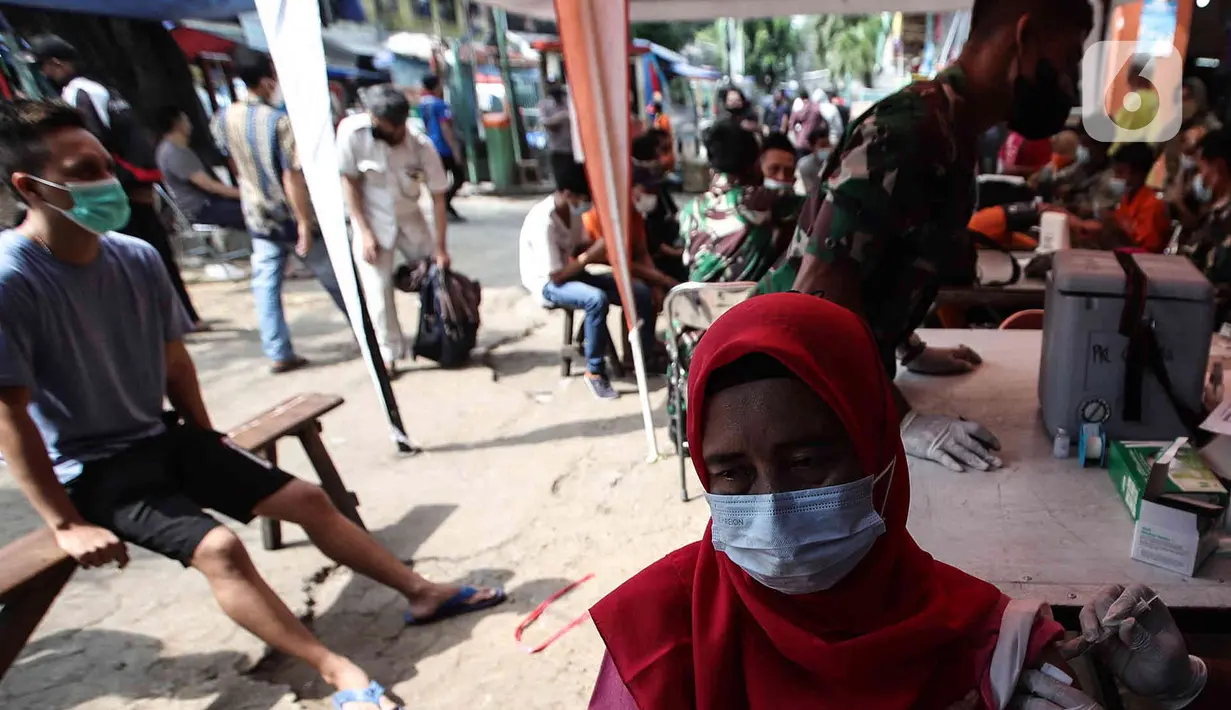 Warga mendapatkan suntikan vaksin booster di Pasar Palmerah, Jakarta, Selasa (19/4/2022). Satuan Tugas Penanganan Covid-19 merilis surat edaran yang mengatur pelaku perjalanan untuk keperluan mudik Idul Fitri 1443 H yakni vaksin booster dan disiplin protokol kesehatan. (Liputan6.com/Herman Zakharia)
