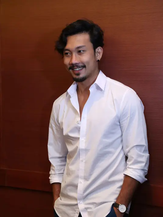 Dalam film yang menceritakan salah satu pahlawan emansipasi wanita, RA Kartini ia banyak melakukan riset. Hal itu dilakukan agar tidak melenceng dari karakter, Raden Mas Aryo Sostrodiningrat yang ia perankan. (Nurwahyunan/Bintang.com)