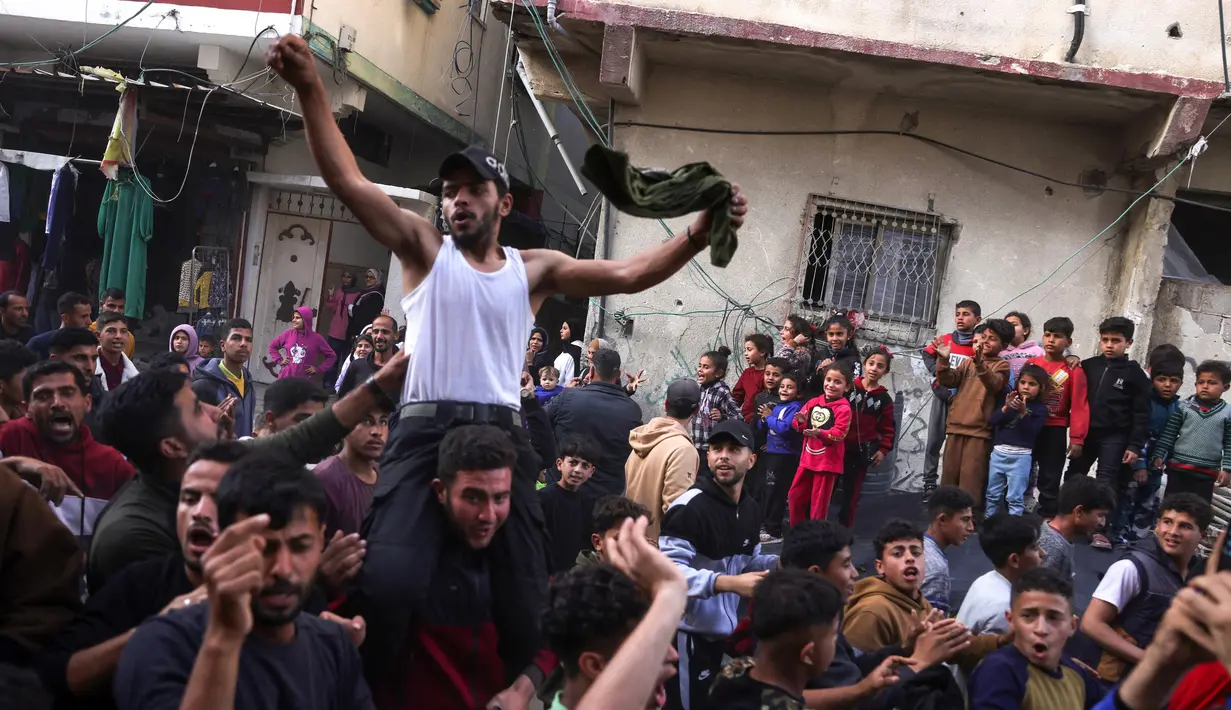 Pengunjuk rasa menuntut segera diakhirinya perang antara Hamas dan Israel. (Foto oleh AFP)