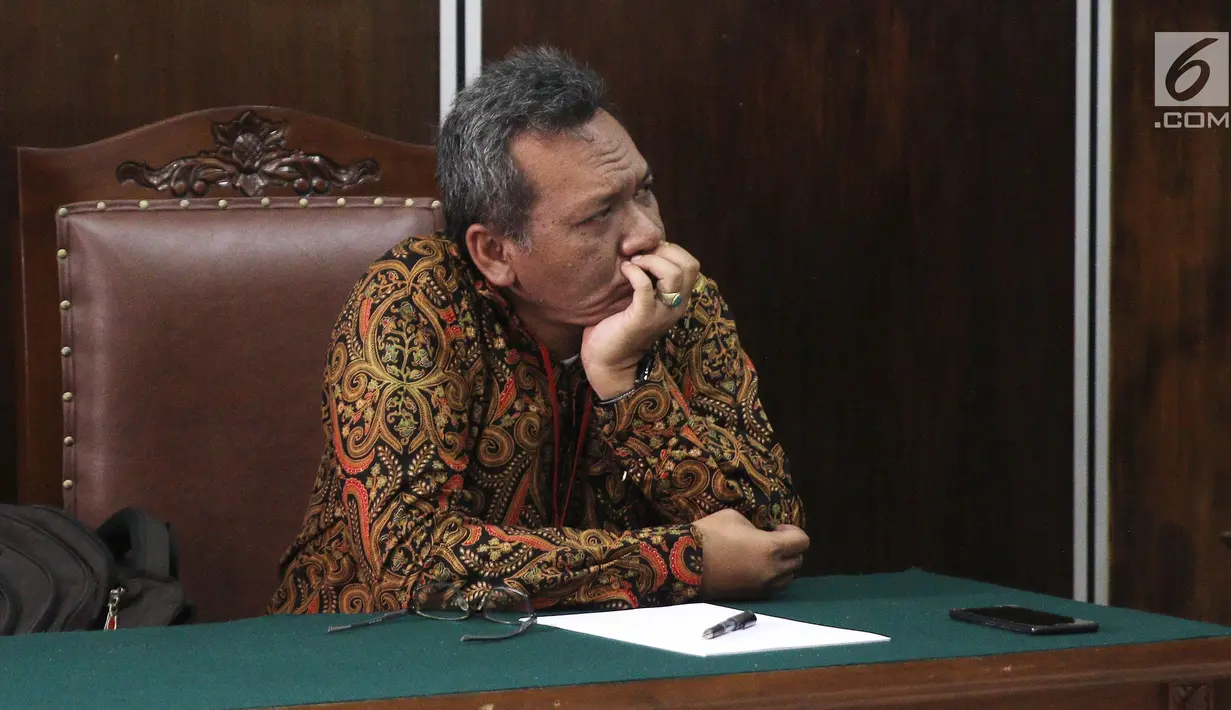 Wakil Ketua Lembaga Pengawasan dan Pengawalan Penegakkan Hukum Indonesia (LP3HI) Kurniawan Adi Nugroho mendengarkan pembacaan putusan praperadilan kasus video porno artis Cut Tari dan Luna Maya di PN Jaksel, Selasa (7/8). (Liputan6.com/Herman Zakharia)