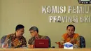Ketua KPU DKI Jakarta, Sumarno (kanan) memimpin rapat bersama perwakilan parpol peserta Pilgub DKI Jakarta di Jakarta, Rabu (24/8). Rapat membahas tata cara pendaftaran calon Gubernur dan Wakilnya dari partai politik. (Liputan6.com/Helmi Fithriansyah)