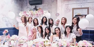 Hari pernikahan Raditya Dika dan Anissa Aziza sepertinya tidak lama lagi. Dan menjelang hari bahagianya itu, calon istri Raditya Dika mendapat kejutan Bridal Shower dari para sahabatnya.(Foto: Instagram)