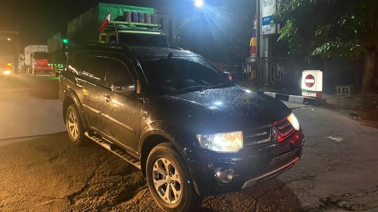 Pajero Sport yang tertangkap polisi membuat ratusan liter solar subsidi di salah satu SPBU Pekanbaru.