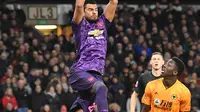 Kiper  Manchester United, Sergio Romero menangkap bola atas serangan pemain Wolverhampton Wanderers pada babak ketiga Piala FA di Molineux, Sabtu (4/1/2020). Wolverhampton dan MU dipaksa untuk melakukan laga ulangan di Old Trafford usai bermain imbang tanpa gol. (Justin TALLIS/AFP)