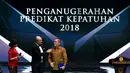 Menteri Pertahanan RI, Ryamizard Ryacudu menerima piagam Penganugerahan Predikat Kepatuhan Ombubudsman RI  di Auditorium TVRI, Jakarta, Senin (12/10). Penganugerahan diberikan langsung oleh Ketua Ombudsman RI Amzulian Rifai. (Liputan6.com/Pool/Kemenhan)