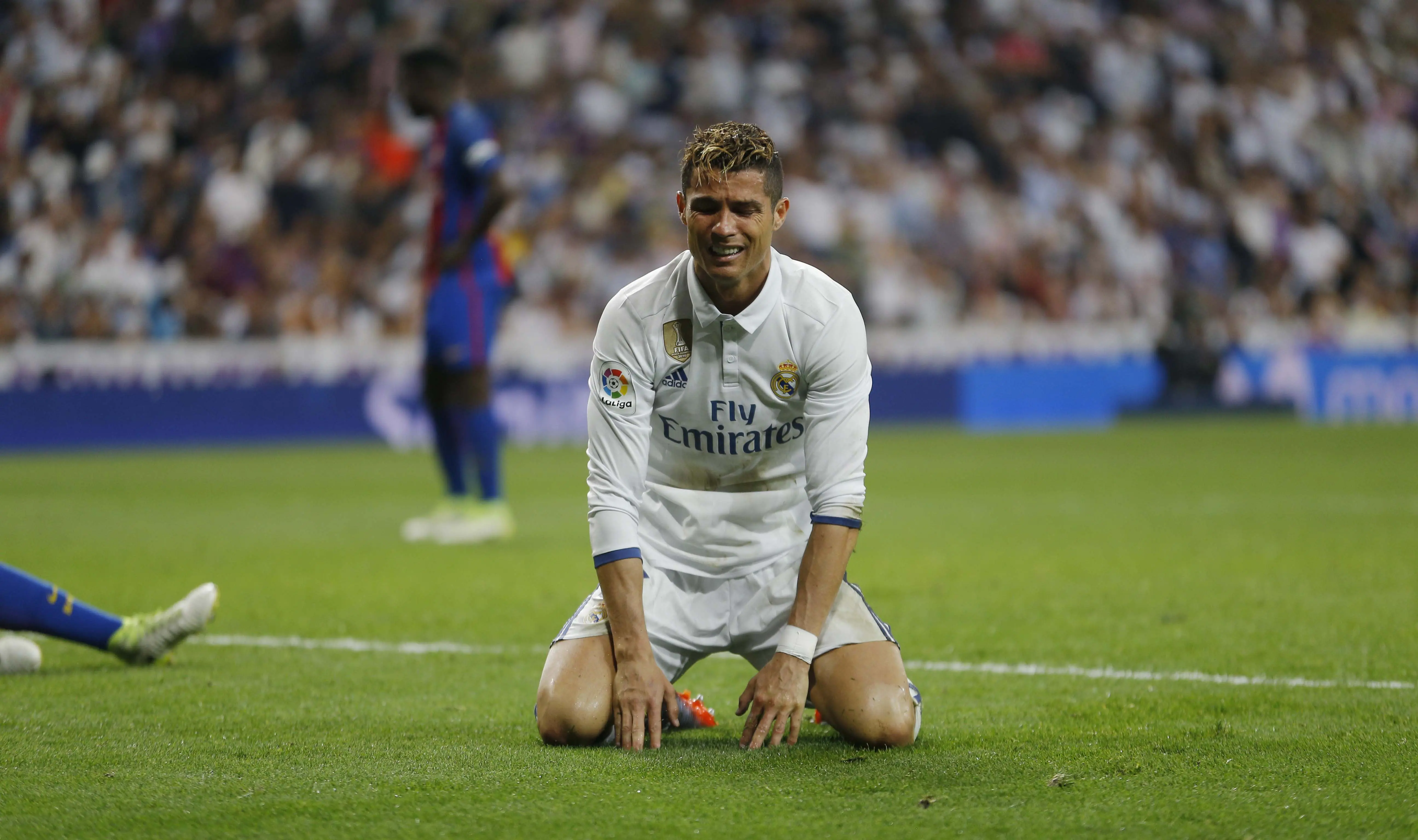 Ekspresi Cristiano Ronaldo saat timnya kalah dari Barcelona pada duel El Clasico di Santiago Bernabeu stadium, Madrid, Spanyol, Minggu, (23/4/2017). Barcelona menang 3-2. (AP/Francisco Seco)
