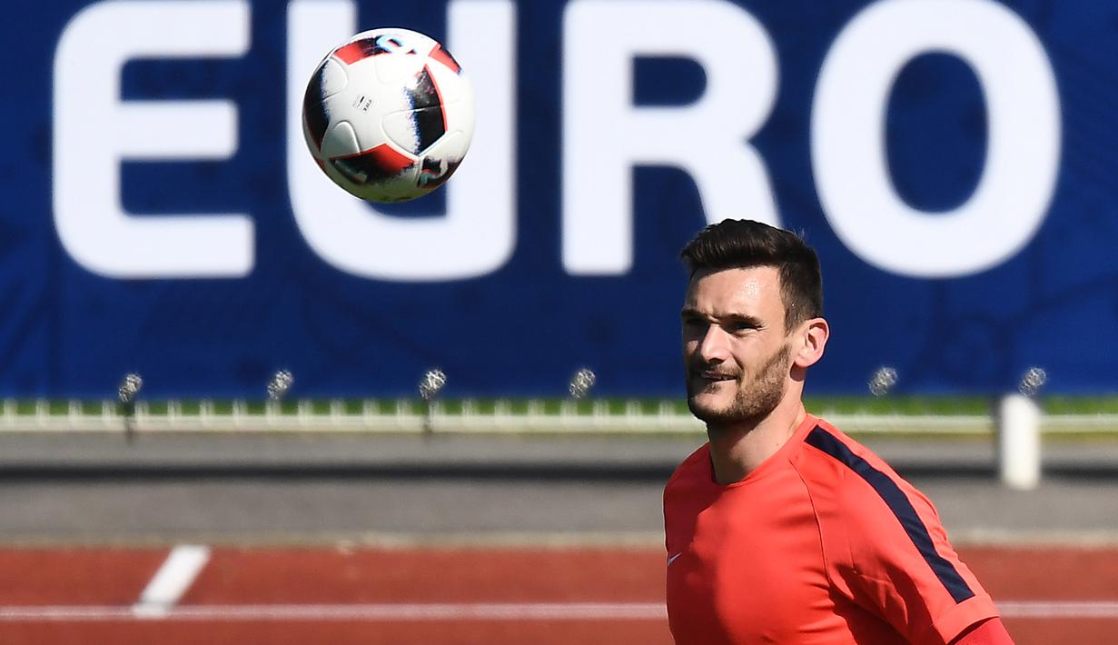 Kiper Prancis, Hugo Lloris tengah serius berlatih pada sesi latihan di Clairefontaine-en-Yvelines, Paris, (9/7/2016). (AFP/Franck Fife)