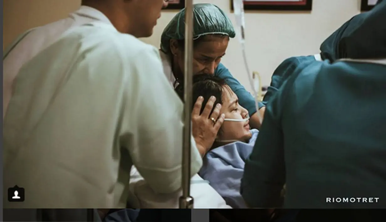 Saat dihubungi teman-teman wartawan pasca anaknya lahir, Junior mengatakan belum memberikan nama untuk buah cintanya bersama Putri Titian. Ia juga mengatakan, saat itu Putri masih dalam tahap pemulihan. (Instagram/riomotret)