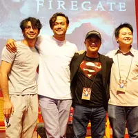 Reza Rahadian dan kru film Firegate (Syaiful Bahri/Bintang.com)
