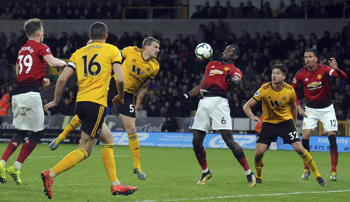 Gelandang Manchester United, Paul Pogba, mengontrol bola saat melawan Wolverhampton Wanderers pada laga Premier League 2019 di Stadion Molineux, Selasa (2/4). Wolverhampton menang 2-1 atas Manchester United. (AP/Rui Vieira)