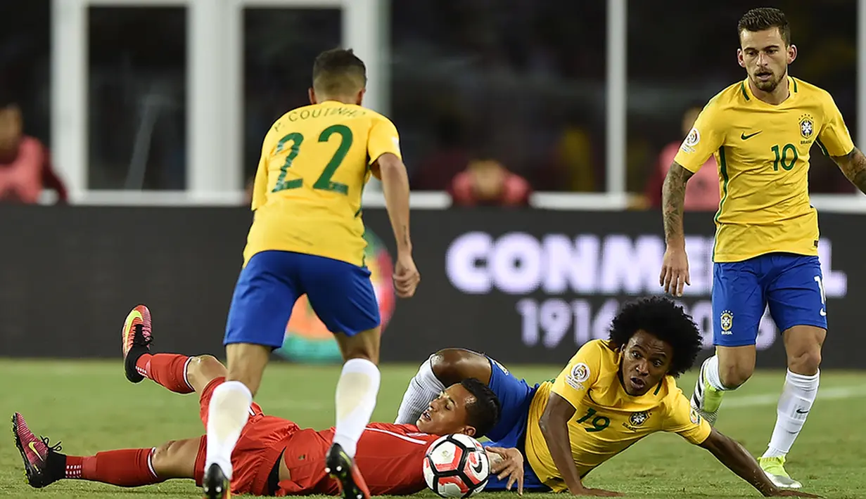 Pemain Brasil, Willian, berebut bola dengan pemain Peru, Yoshimar Yotun, pada laga Grup B Copa America Centenario. Kekalahan ini membuat Brasil berada pada posisi ketiga klasemen Grup B. (AFP/Hector Retamal)