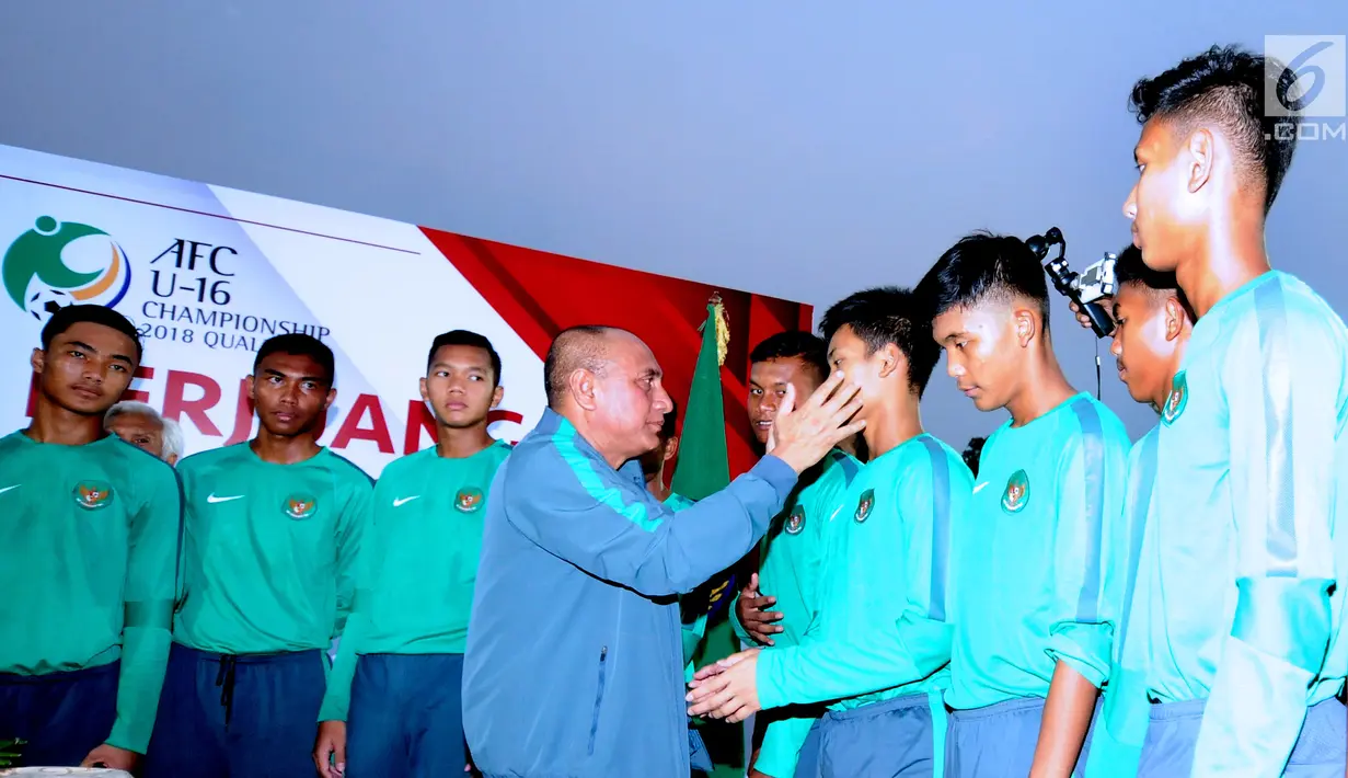 Ketua Umum PSSI, Edy Rahmayadi menyalami pemain Timnas Indonesia U-16 saat pelepasan di Lapangan Atang Sutresna, Jakarta, Rabu (13/9). Timnas U-16 akan berlaga pada kualifikasi Piala Asia U-16. (Liputan6.com/Helmi Fithriansyah)