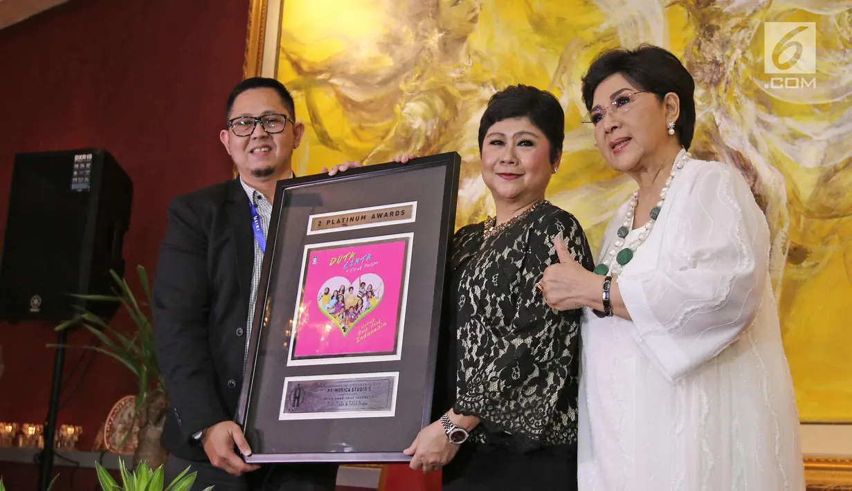 Penyanyi Titiek Puspa menerima penghargaan penjualan physical dan digital melampui nominal Rp2 Milyar di album "Duta Cinta & Titiek Puspa" dari produser musica Indrawati Widjaja di ultahnya yang ke 80, Jakarta, Rabu (1/11). (Liputan6.com/Herman Zakharia)