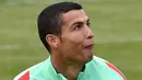 Bintang Portugal, Cristiano Ronaldo, saat sesi latihan jelang laga Piala Konfederasi di Saint Petersburg, Jumat (23/6/2017). (AFP/Mladen Antonov)