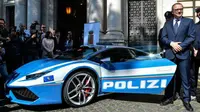 Stefano Domenciali di samping Lamborghini Huracan yang dijadikan mobil polisi Italia. (AFP/Andreas Solaro)