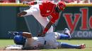 Pemain Chicago Cubs,  Jason Heyward (22)  terjatuh saat dihalangi pemain Cincinnati Reds Brandon Phillips (4) di basse pada laga Basseball di Great American Ball Park, Ohio, (24/4/2016).  (Mandatory Credit: David Kohl-USA TODAY Sports)  