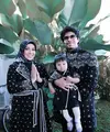 Atta dan Aurel pilih baju lebaran berwarna hitam juga tak kalah hits dari tren sage green. [Foto: @attalahilintar]