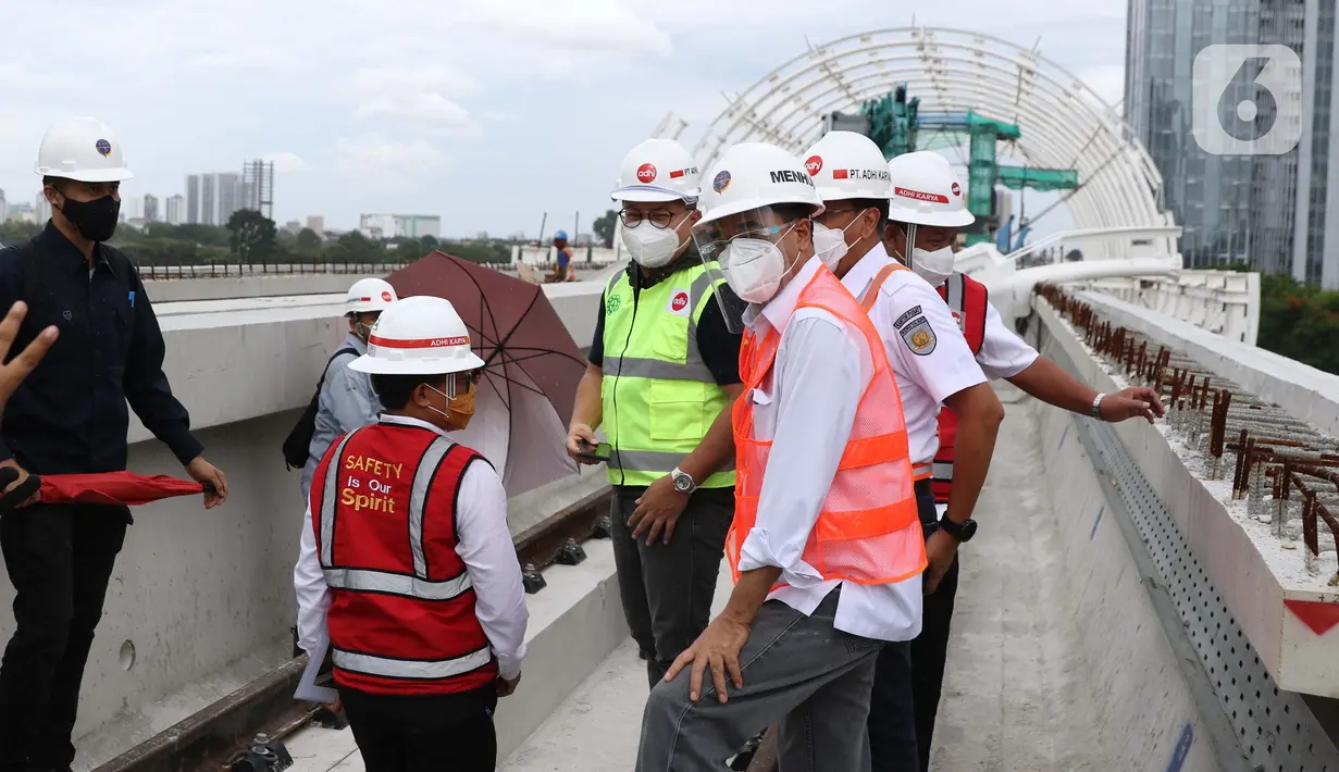 Menteri Perhubungan, Budi Karya Sumadi (kanan) saat meninjau Jembatan Bentang Panjang Dukuh Atas LRT Jabodebek, Jakarta, Minggu (29/11/2020). Pada kunjungannya, Menhub Budi Karya juga berdiskusi tentang rencana sistem integrasi antarmoda dengan stakeholder terkait. (Liputan6/Helmi Fithriansyah)