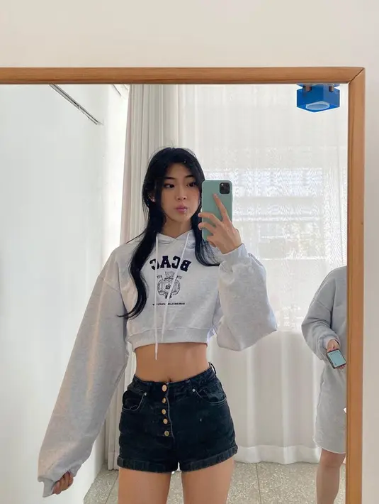 Bekerja di laboratorium sekaligus menyelesaikan pendidikan kuliahnya, ia pun diketahui meneliti mengenai epilepsi lobus selama 2 tahun. Karier yang dimiliki oleh Nadine Lee ini pun membuat banyak netizen terpana. (Liputan6.com/IG/@deeenerss)