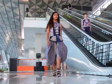Model membawakan busana dalam fashion show di Terminal 3 Ultimate Bandara Soekarno Hatta, Tangerang, Banten, Rabu (20/7). Fashion show tersebut di adakan sebagai ajang promosi T3 Ultimate. (Liputan6.com/Angga Yuniar) 