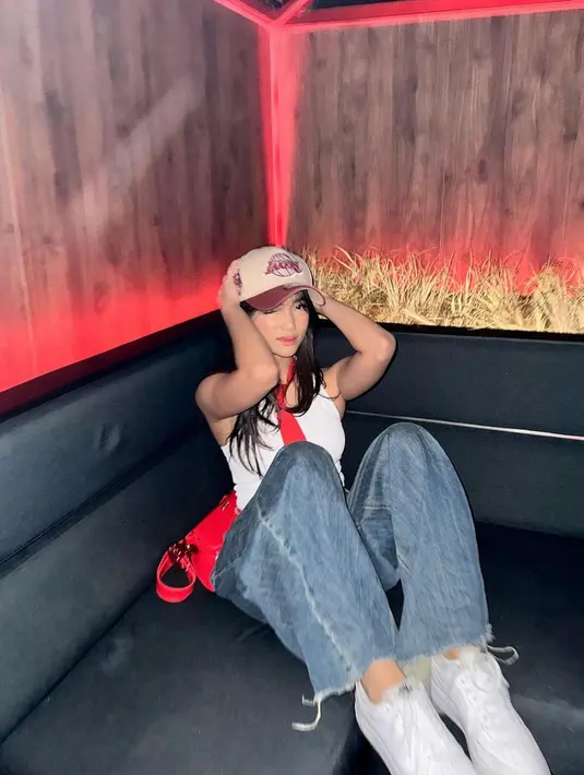 Penampilannya kian chic dengan dasi, topi, dan shoulder bag nuansa merah yang memikat. [@fuji_an].