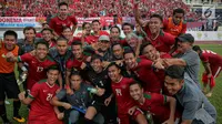 Pemain timnas U-22 dan pelatih berfoto bersama usai menang melawan Myanmar dalam laga final perebutan medali perunggu Sea Games 2017 di Stadion MPS, Selayang, Malaysia, Selasa (29/8). Indonesia menang dengan skor 3-1. (Liputan6.com/Faizal Fanani)