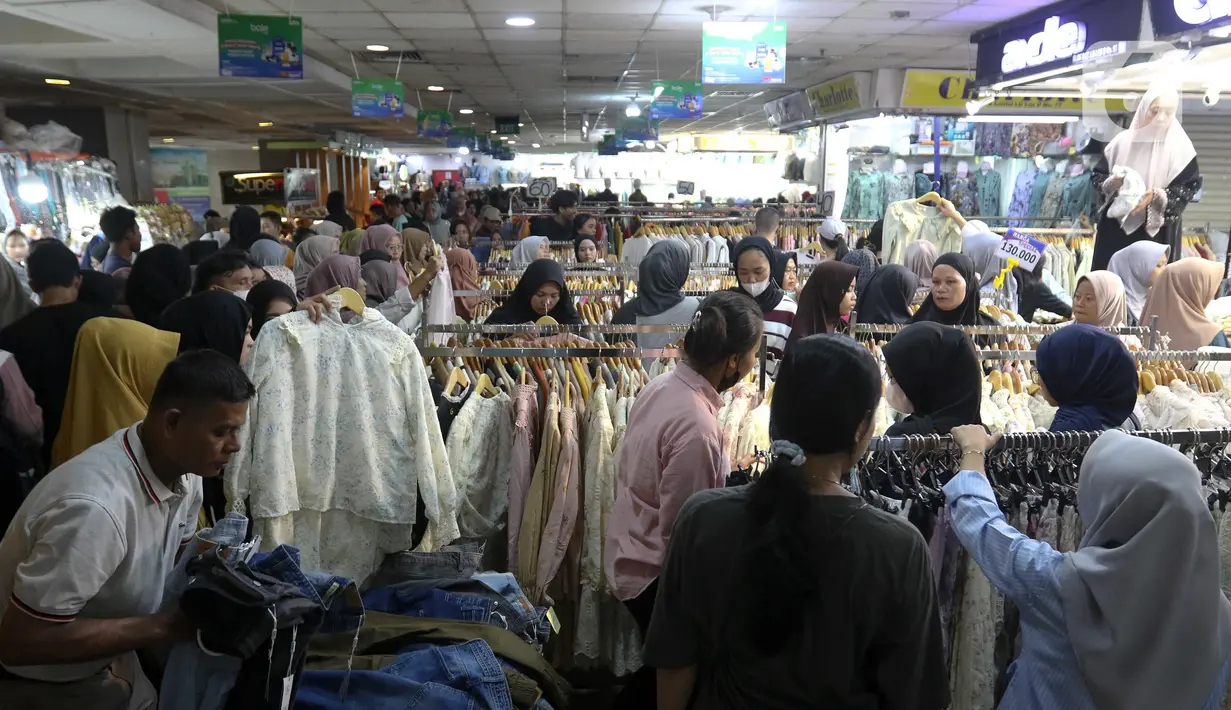 Ribuan warga dari sejumlah daerah mulai berbelanja kebutuhan busana di pusat grosir tekstil terbesar di Asia Tenggara. (Liputan6.com/Herman Zakharia)
