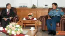 Citizen6, Jakarta: Panglima TNI Laksamana TNI Agus Suhartono, menerima kunjungan Kepala Badan Pengatur Hilir Minyak dan Gas Bumi (BPH Migas), Dr. Ir. Andy Noorsaman Sommeng, beserta delapan anggota stafnya, di Mabes TNI Cilangkap Jakarta, Senin (26/3). (P