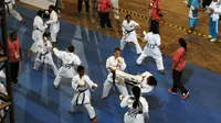 Sejumlah atlet berlatih jelang berlaga di kategori Kumite pada Kejuaraan Dunia Karate SKIF ke-12 di JIExpo Kemayoran Jakarta, Jumat (26/8/2016). Ratusan atlet dari 58 negara berlaga hingga Minggu (28/8). (Liputan6.com/Helmi Fithriansyah)
