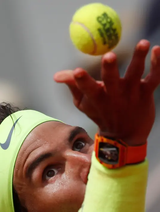 Petenis Spanyol, Rafael Nadal menservis bola saat bertanding melawan petenis Jerman, Yannick Maden pada babak kedua turnamen Prancis Terbuka di Roland Garros, Paris (29/5/2019). Rafael Nadal menang atas Yannick Maden dengan skor 6-1, 6-2, 6-4 dan melaju ke babak ketiga. (AP Photo/Christophe Ena)