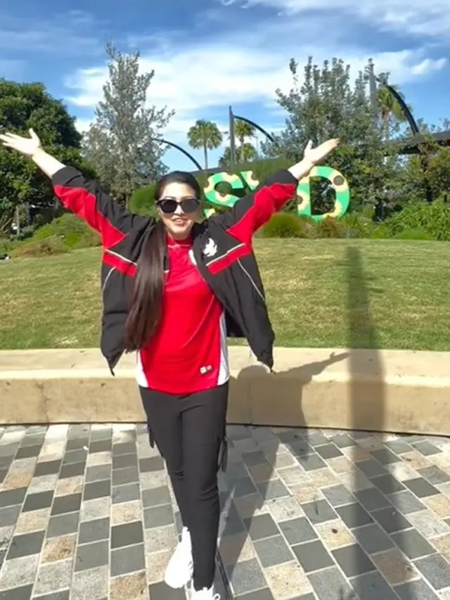 6 Potret Fitri Carlina Berangkat ke Australia, Persiapan Kawal Timnas Indonesia