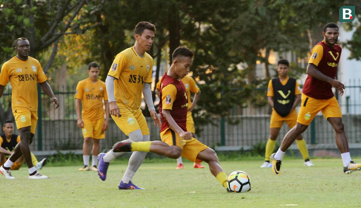 Pemain Bhayangkara FC, Sani Rizky, menendang bola saat latihan jelang laga perdana Liga 1 di Lapangan ABC Senayan, Jakarta, Senin (19/3/2018). Bhayangkara FC akan berhadapan dengan Persija Jakarta. (Bola.com/Asprilla Dwi Adha)