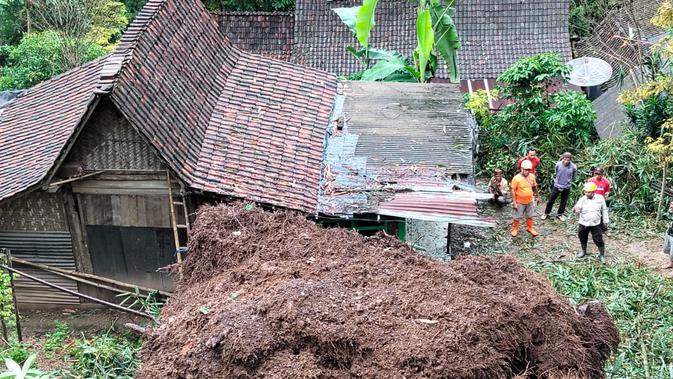 Situbondo Diguncang Longsor Tebing 12 Meter, Dua Rumah Warga Luluh Lantak