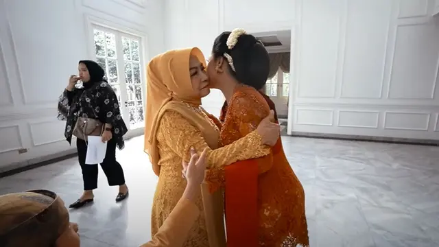 Krisdayanti berjumpa dengan ibunda Anang Hermansyah (YouTube/The Hermansyah A6)
