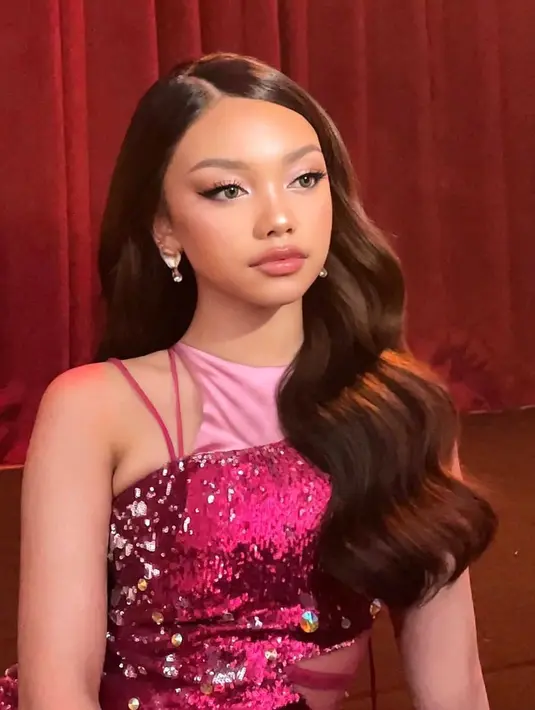 Potret Naura Ayu yang bak Barbie hidup. Mana potret Naura Ayu yang menurutmu paling memesona, Sahabat FIMELA? [Foto: Instagram/naura.ayu]