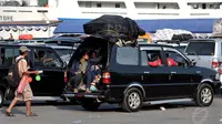 Mario Sardadi Oetomo selaku Humas PT ASDP Indonesia Ferry Cabang Merak mengungkapkan, sudah menyiapkan skenario untuk menghindari penumpukan kendaraan di dalam kantung parkir, Banten, Kamis, (25/7/14), (Liputan6.com/ Johan Tallo)