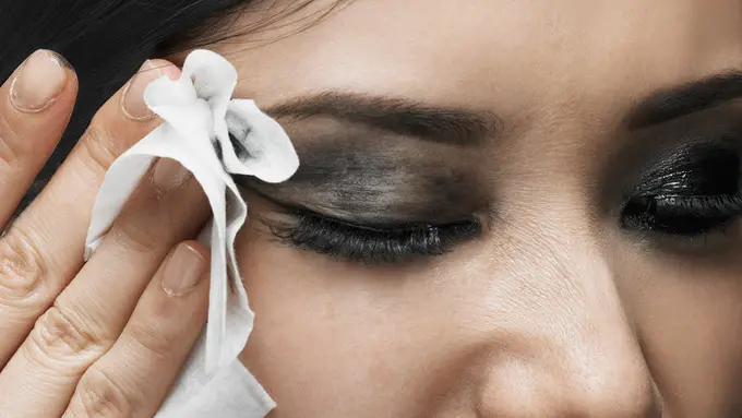 Kesalahan Terbesar yang Anda Lakukan Saat Membersihkan Makeup