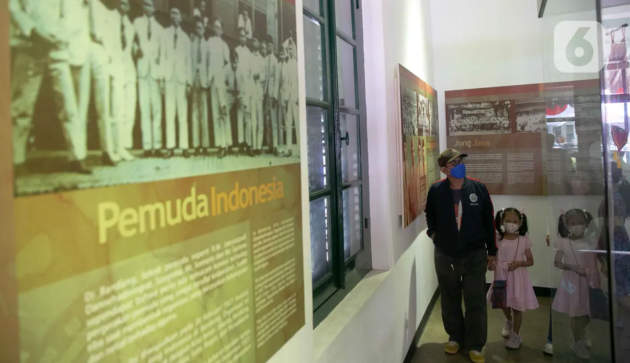 Pengunjung melihat diorama di Museum Sumpah Pemuda, Jakarta, Kamis (28/10/2021). Peringatan Hari Sumpah Pemuda pada tanggal 28 Oktober memasuki tahun ke-93. (Liputan6.com/Faizal Fanani)