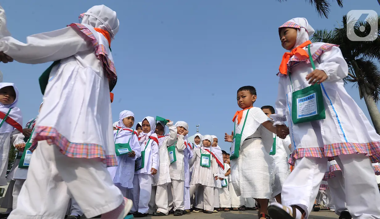 Murid-murid TK mengikuti kegiatan manasik haji se-Kota Depok di Asrama Haji Pondok Gede, Jakarta, Selasa (5/11/2019). Kegiatan yang diikuti sekitar 5000 murid TK ini dalam rangka mengenalkan ibadah lima rukun Islam, khususnya ibadah haji. (merdeka.com/Arie Basuki)