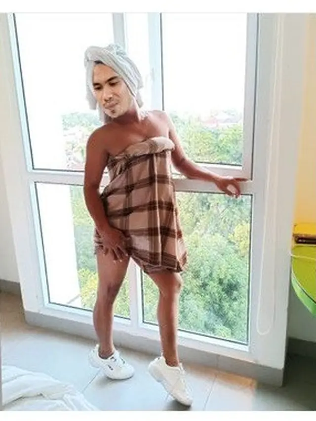 Editan Foto Selebtwit Bergaya Mirip Perempuan Ini Bikin Gelak Tawa